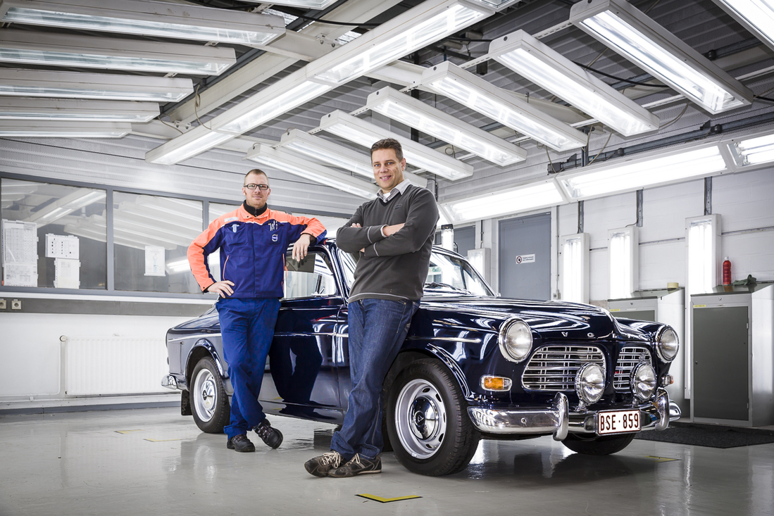 Sven Spillebeen samen met Philippe Moonen en zijn eerste auto, de Volvo Amazon uit 1967
