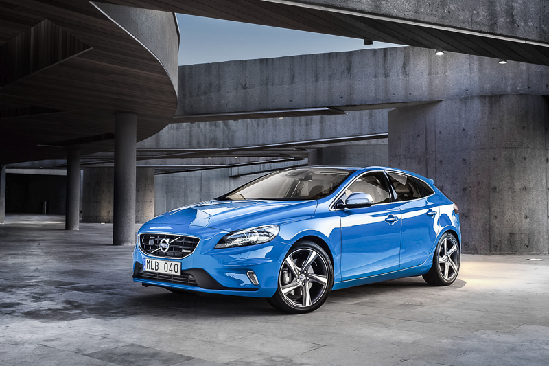 “Hou blauw in de gaten,” zegt Lieve. Hier een Volvo V40 in het opvallende Rebel Blue.