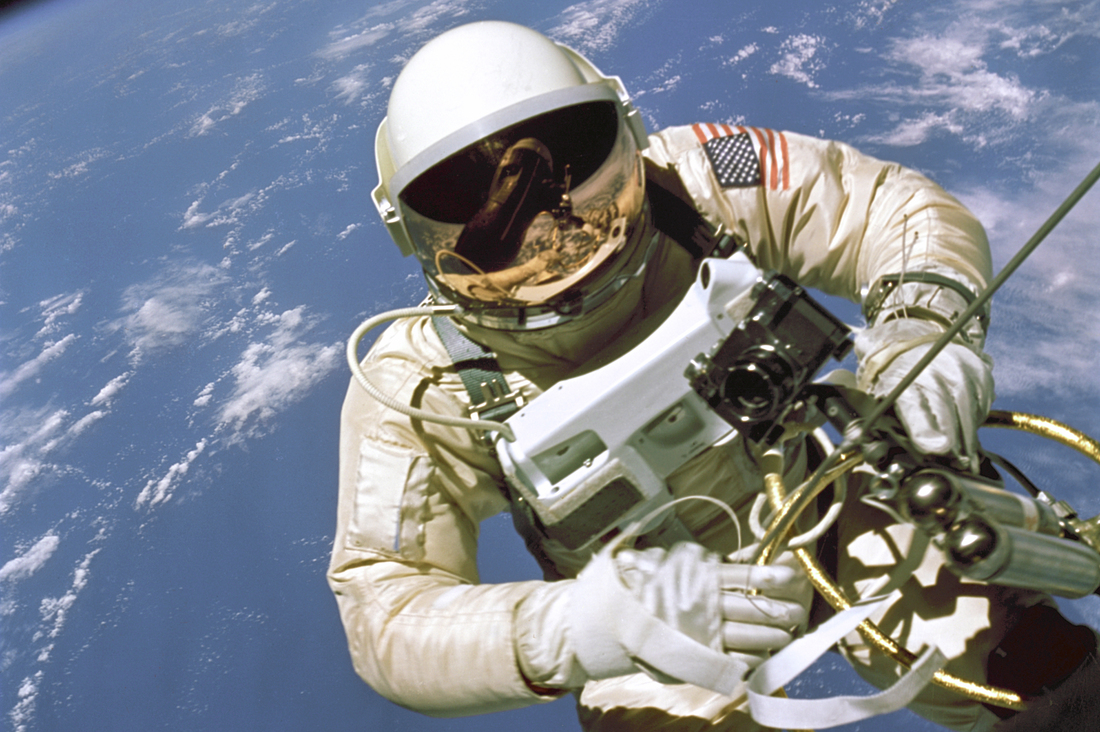 In 1965 woedde de slag om de ruimte volop. De Russische kosmonait Aleksei Leonov was de eerste ruimtewandelaar, maar de Amerikanen zaten de Russen op de hielen. Edward White was de eerste Amerikaanse astronaut die een ruimtewandeling maakte. 