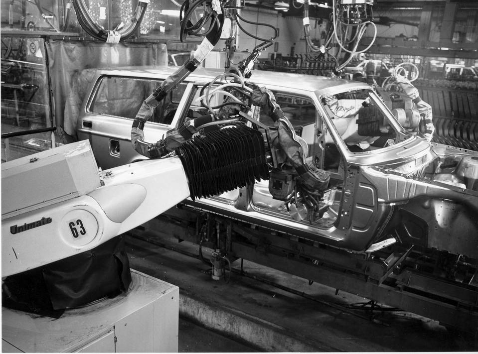 De eerste échte robots, van het type Unimate, aan het werk bij het puntlassen van de Volvo 200-reeks (Foto: Eric Slock)